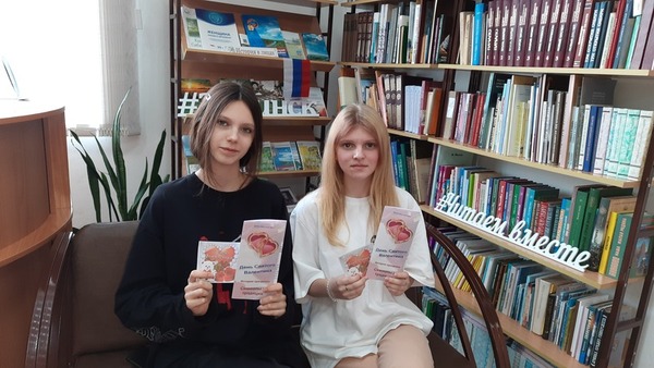 Заполните это поле Две девушки, участницы акции